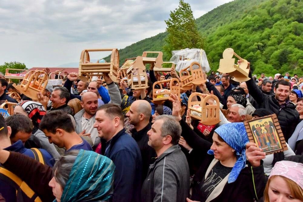 "არც კი სჯერათ, რომ ხელში ბავშვი უჭირავთ" - რწმენა, აკვანი და წაჩხურუს ფეხშიშველი მომლოცველები