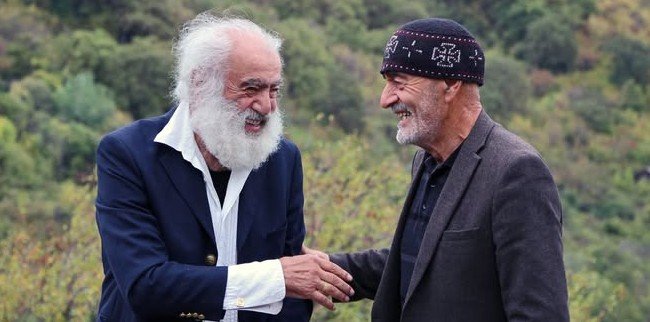 "უხმოდ იცინოდა, ისეთი გულიანი სითბოთი იღიმოდა, რომ ქუთუთოები განათებული ჰქონდა..." - ტარიელ ხარხელაური გუჯა ბურდულზე