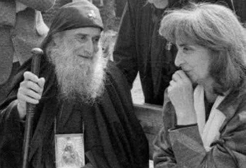 "მამა გაბრიელმა ისე საყვარლად წამოაყენა დაჩოქილი ზინაიდა, თბილად ჩაიხუტა გულში და სკამზე ჩამოსხდნენ" - ფოტოს ისტორია