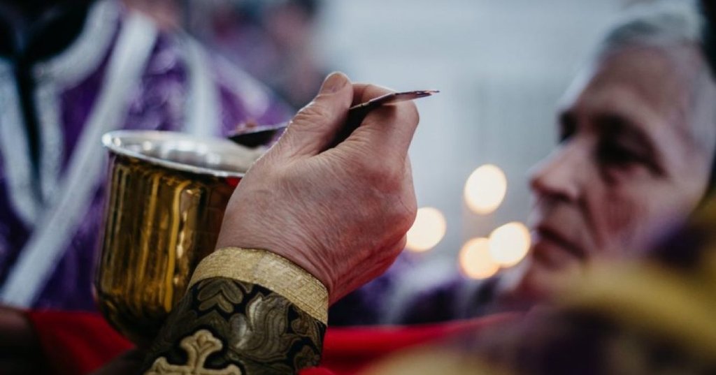 ზოგიერთები, ერთი კოვზით ზიარებისას, ზიზღს განიცდიან - ეს წესები გაითვალისწინეთ